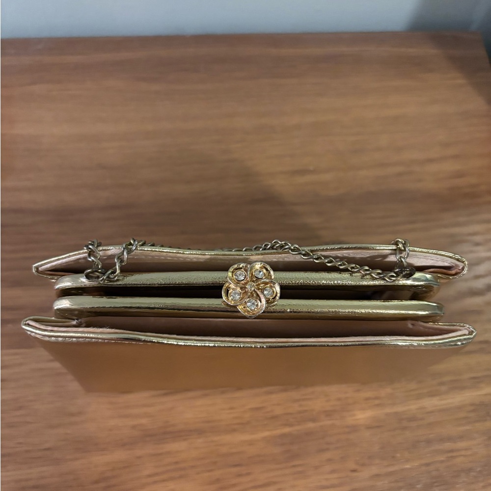 Harry Levine vintage metallic gold clam shell evening bag with a chain strap - Picture 9 of 11